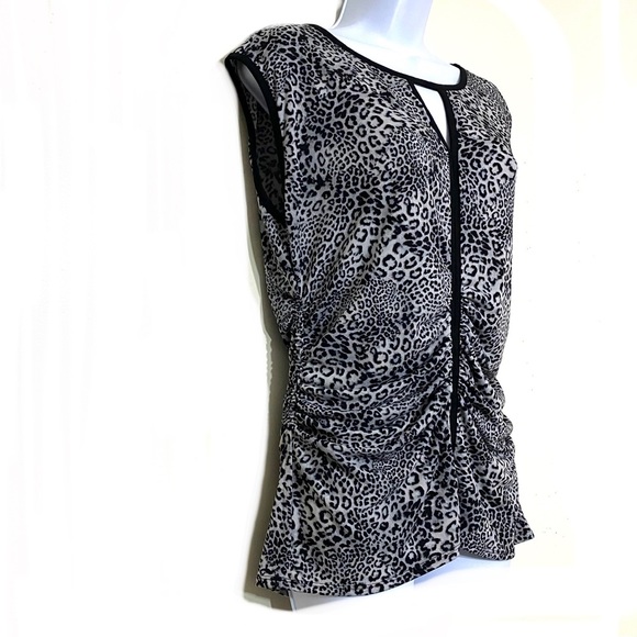 Vince Camuto BLACK & GRAY animal print stretchy sleeveless center ruched top - Picture 5 of 7